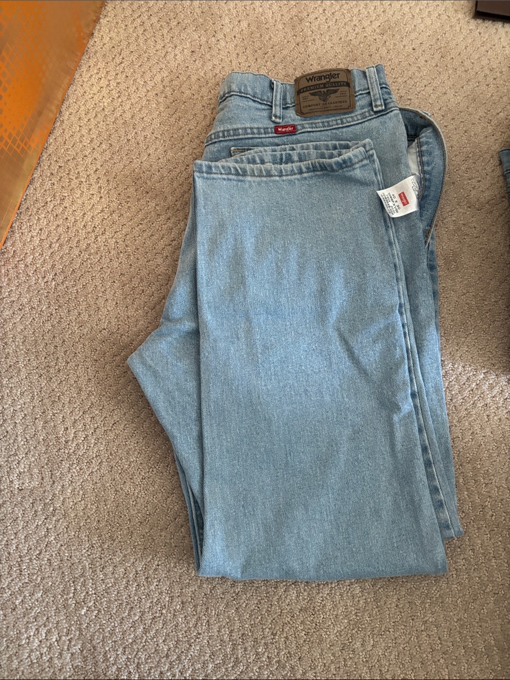Men’s wrangler jeans light wash 40w/30l